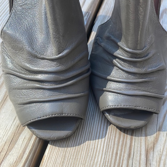 Steve Madden Leather Peep Toe Taupe Booties Size 8 - Picture 10 of 16